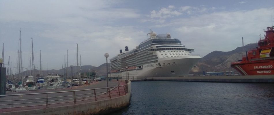 Celebrity Equinox im Hafen von Cartagena